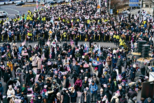 总统尹锡悦的支持者周五在首尔总统官邸附近集会，抗议法院签发拘捕令拘捕尹锡悦。