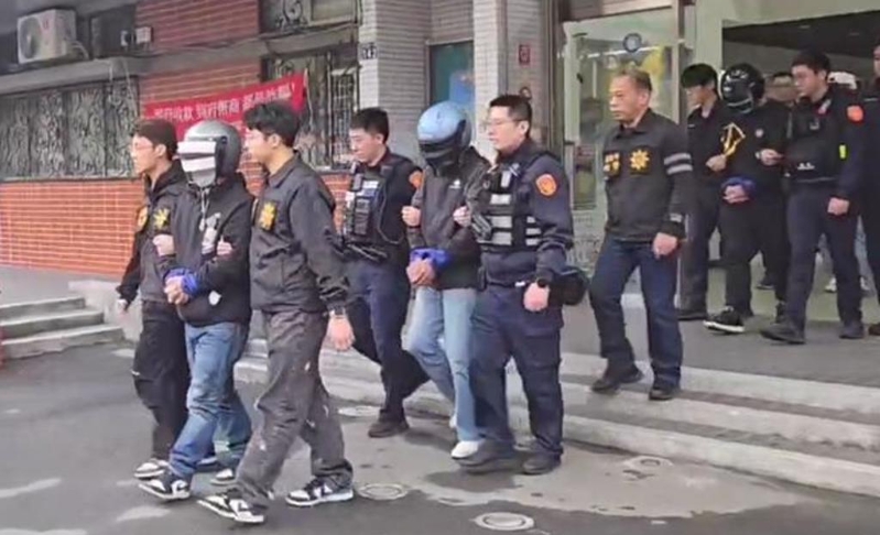 基隆杀人弃尸案的嫌犯3日全数到案,基隆地方法院4日凌晨裁定3日到案的4名嫌犯羁押禁见。 基隆杀人弃尸案的嫌犯3日全数到案,基隆地方法院4日凌晨裁定3日到案的4名嫌犯羁押禁见。