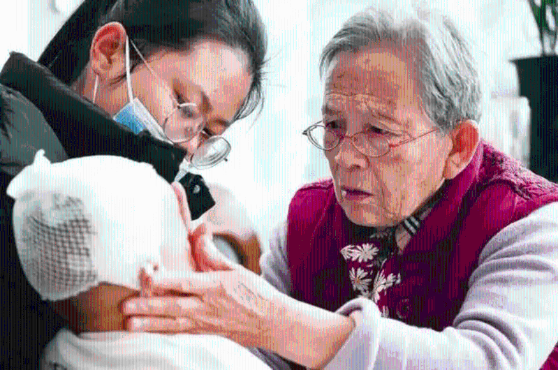 一生一诺践初心的「人民医护工作者」——路生梅(右)。 一生一诺践初心的「人民医护工作者」——路生梅(右)。