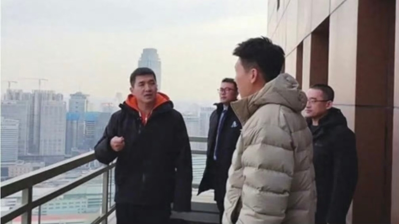 沈阳市皇姑区常务副区长闫曦搭档自媒体房产主播一起卖楼。 沈阳市皇姑区常务副区长闫曦搭档自媒体房产主播一起卖楼。