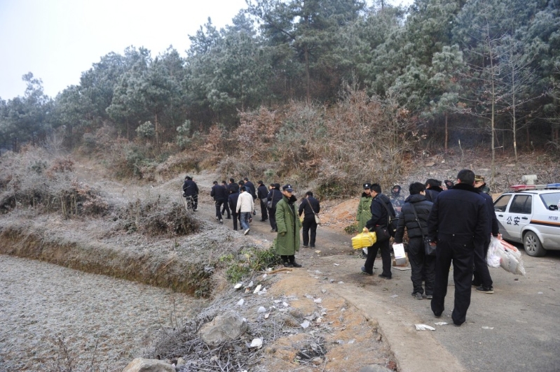 现场为老山村荒无人烟的一偏僻山坡。（新华社）