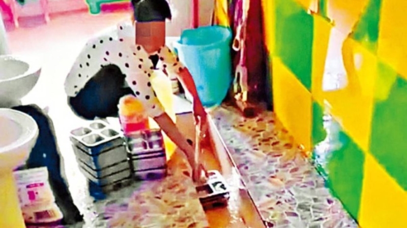 过去也揭发过幼儿园在洗手间洗餐具。 资料图片.jpg 过去也揭发过幼儿园在洗手间洗餐具。 资料图片.jpg