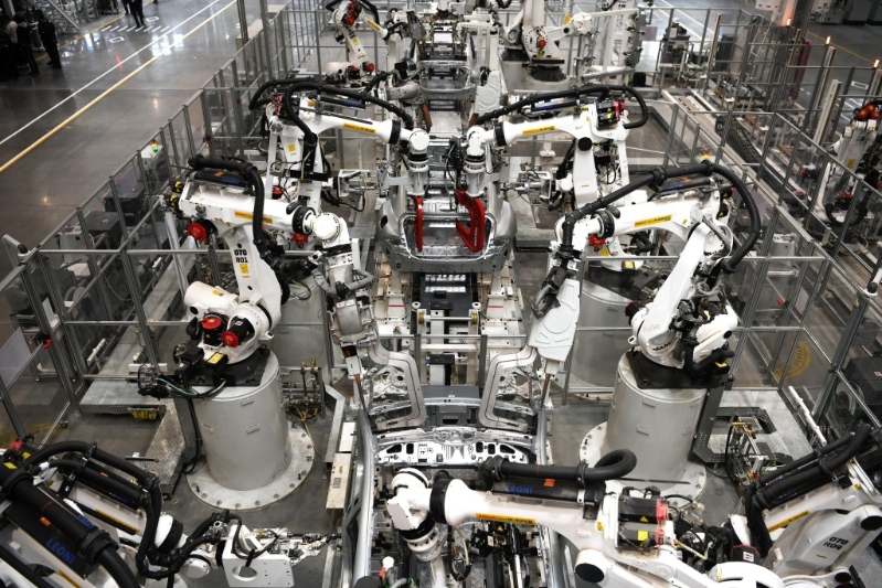 小米首款电动车SU7,去年交付量逾13万辆。 北京日报 小米首款电动车SU7,去年交付量逾13万辆。 北京日报