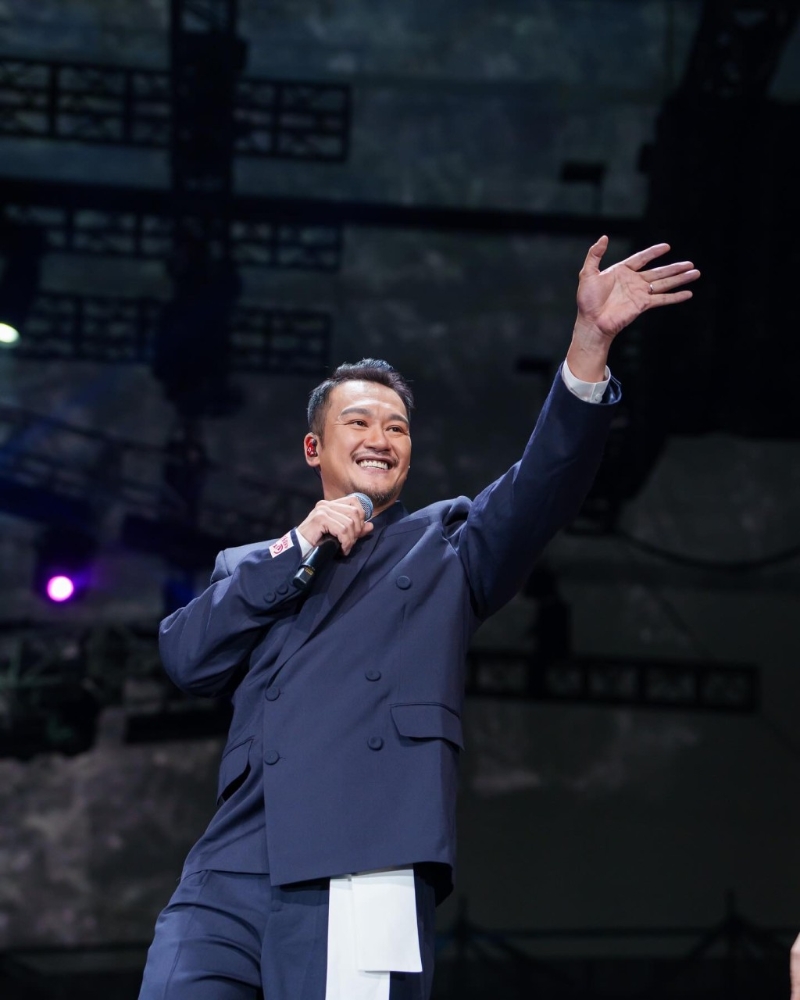 41岁的吴浩康近年兼顾地盘和幕前工作,被外界力赞“真汉子”,成功洗底。 41岁的吴浩康近年兼顾地盘和幕前工作,被外界力赞“真汉子”,成功洗底。