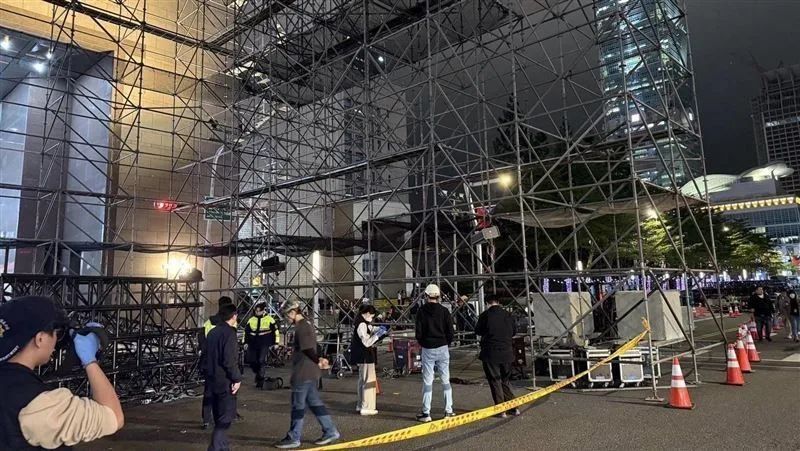 近日一名与吴浩康背景相似的歌手,却不幸在搭建舞台时,不慎从15米的高架上堕地身亡。 近日一名与吴浩康背景相似的歌手,却不幸在搭建舞台时,不慎从15米的高架上堕地身亡。