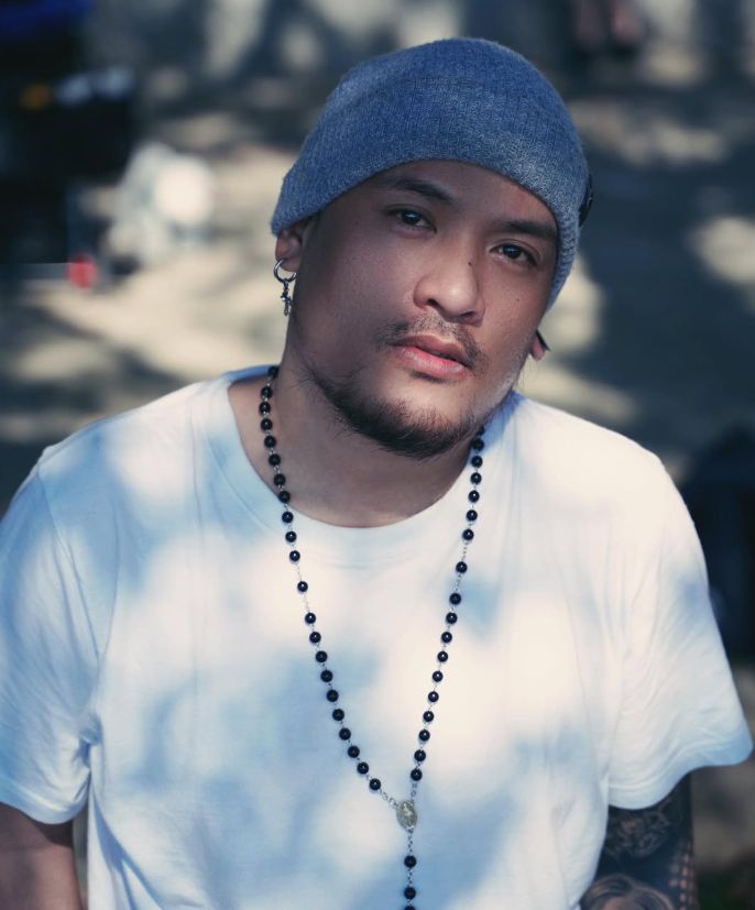 阿利克从事灯光音响舞台已经十年,经验丰富。 阿利克从事灯光音响舞台已经十年,经验丰富。