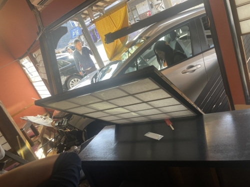 面店橱窗玻璃及大门严重损毁。 面店橱窗玻璃及大门严重损毁。