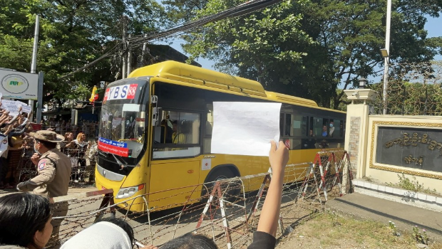 缅甸释囚坐巴士离开监狱。 美联社 缅甸释囚坐巴士离开监狱。 美联社