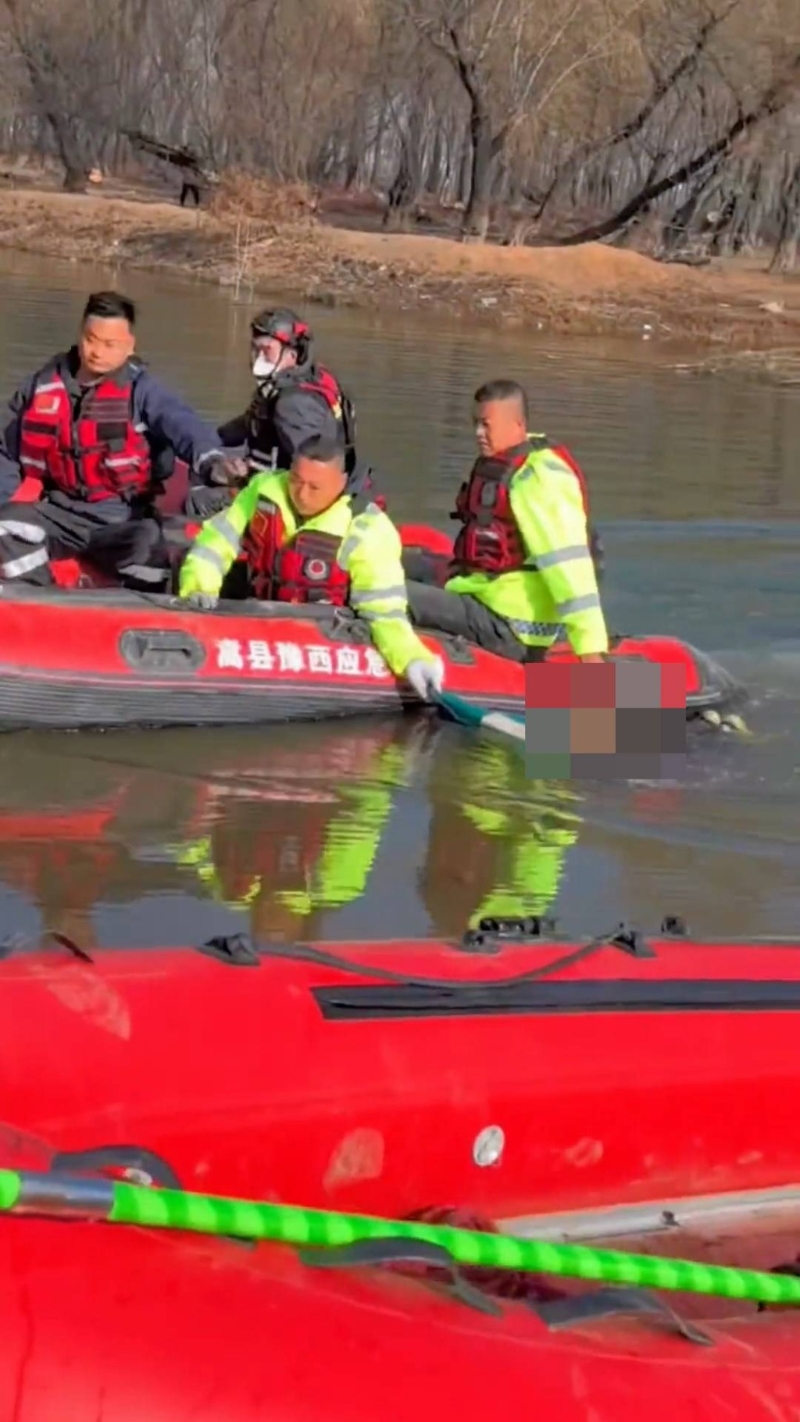 搜救人员打捞到王佳轩的遗体。 搜救人员打捞到王佳轩的遗体。