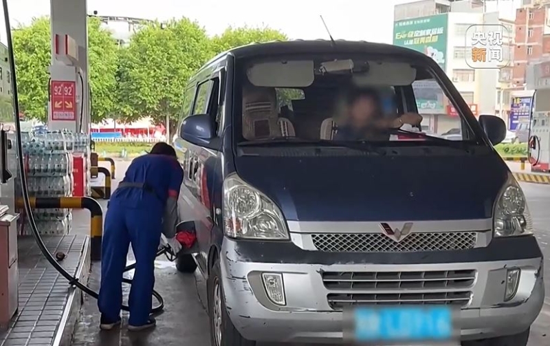 执法人员在全国侦破95完油站作弊案,拘捕298人。 央视 执法人员在全国侦破95完油站作弊案,拘捕298人。 央视