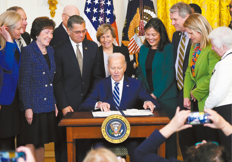 拜登签署新法案。 拜登签署新法案。