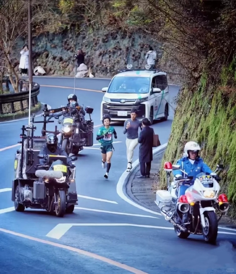 内地马拉松网红“沈乌贼”,闯入赛道追拍箱根驿传的选手捱批。 内地马拉松网红“沈乌贼”,闯入赛道追拍箱根驿传的选手捱批。