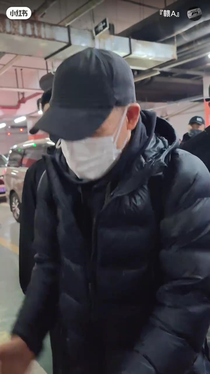 歌迷给信予张学友,但他接不稳,将信跌在地上。 歌迷给信予张学友,但他接不稳,将信跌在地上。