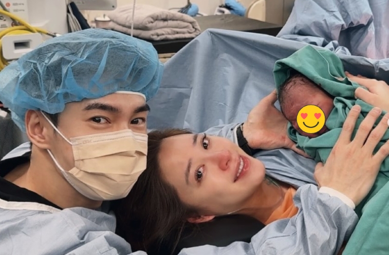 欧阳妮妮晒一家三口合照,首曝当妈心声。 欧阳妮妮晒一家三口合照,首曝当妈心声。