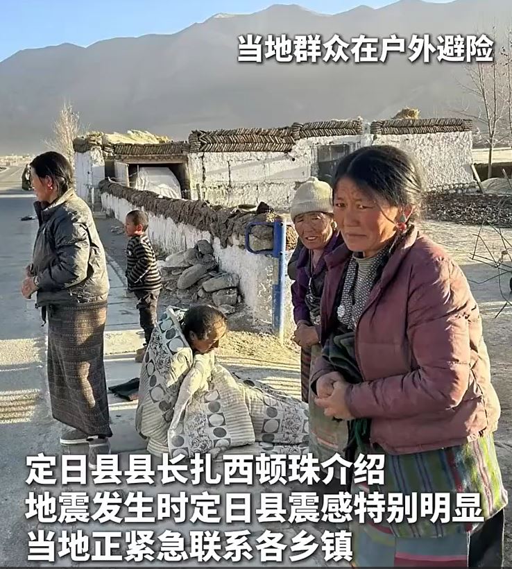 地震后民众走出屋外,有人受伤。 地震后民众走出屋外,有人受伤。