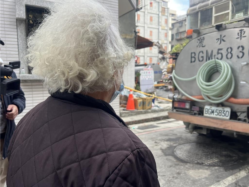 年过7旬的曹奶奶看著正在拆除的工地,心系一旁严重倾斜、丈夫辛苦打拼的“起家厝”。 年过7旬的曹奶奶看著正在拆除的工地,心系一旁严重倾斜、丈夫辛苦打拼的“起家厝”。