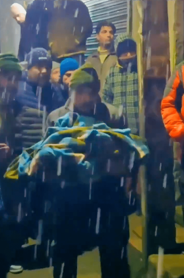 救援人员从屋子抱出五人尸首时 救援人员从屋子抱出五人尸首时