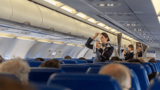 专家建议,要仔细观看空服员的安全示范,有助快速逃生及保命。 专家建议,要仔细观看空服员的安全示范,有助快速逃生及保命。