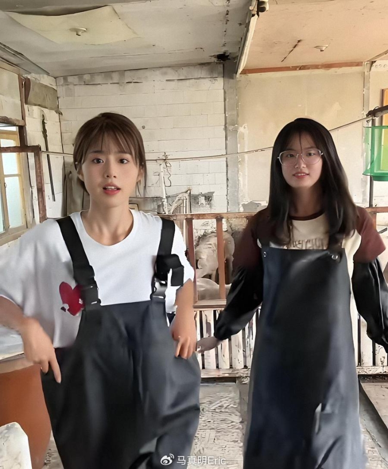 杨颜西辞职回乡,以养猪拍片为业。(微博) 杨颜西辞职回乡,以养猪拍片为业。(微博)