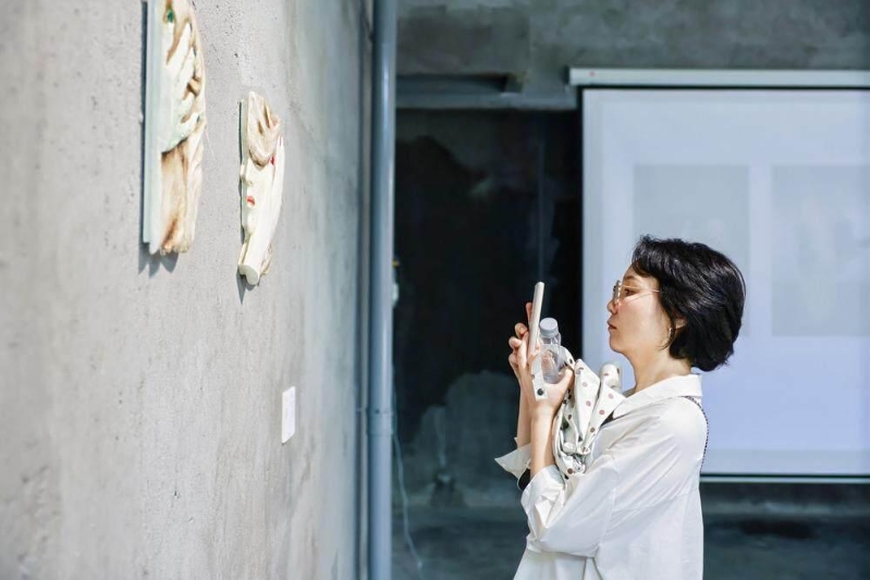 Visitors taking photos of ceramic artworks in the Meitaowan No. 7 Ceramic Warehouse. Visitors taking photos of ceramic artworks in the Meitaowan No. 7 Ceramic Warehouse.