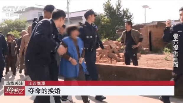 央视报道了江西“换婚女”遭丈夫家暴离婚受阻,毒死丈夫潜逃27年终落网的案件。 央视截图 央视报道了江西“换婚女”遭丈夫家暴离婚受阻,毒死丈夫潜逃27年终落网的案件。 央视截图