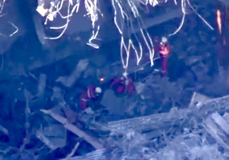 救援人员仍在营救被困在瓦砾堆中的人。 日本新闻截图 救援人员仍在营救被困在瓦砾堆中的人。 日本新闻截图