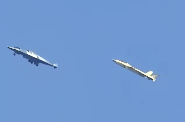 成飞试飞的“六代机”由一架黄色歼-20测试机伴飞。能看到机背有一进气口。 成飞试飞的“六代机”由一架黄色歼-20测试机伴飞。能看到机背有一进气口。