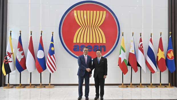 陈茂波(左)在雅加达与东盟秘书长高金洪(右)会面。政府新闻处图片 陈茂波(左)在雅加达与东盟秘书长高金洪(右)会面。政府新闻处图片