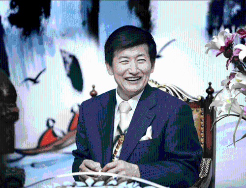 NETFLIX纪录片《以神之名:信仰的背叛》首集提及教主郑明析。 NETFLIX纪录片《以神之名:信仰的背叛》首集提及教主郑明析。