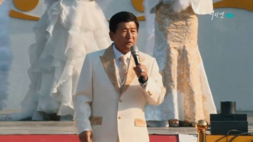 郑明析每次性侵叶萱后,都会告诉她:“你现在得救了。” 郑明析每次性侵叶萱后,都会告诉她:“你现在得救了。”