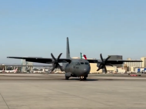 纽森帖文所配视频画面显示,一架挂有墨西哥国旗的军用飞机正在洛杉矶国际机场跑道上滑行。 纽森帖文所配视频画面显示,一架挂有墨西哥国旗的军用飞机正在洛杉矶国际机场跑道上滑行。