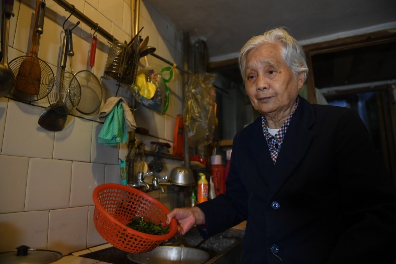 伍秀英在8旬高龄时,仍在厨房忙碌。新华社 伍秀英在8旬高龄时,仍在厨房忙碌。新华社