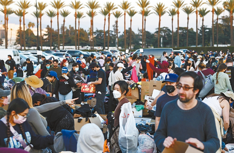 由于强风转向,官方再向布伦特伍克等社区发出疏散令,撤离危险区域。 图为民众在撤出前,为灾区居民发起捐赠衣服活动。 法新社 由于强风转向,官方再向布伦特伍克等社区发出疏散令,撤离危险区域。 图为民众在撤出前,为灾区居民发起捐赠衣服活动。 法新社