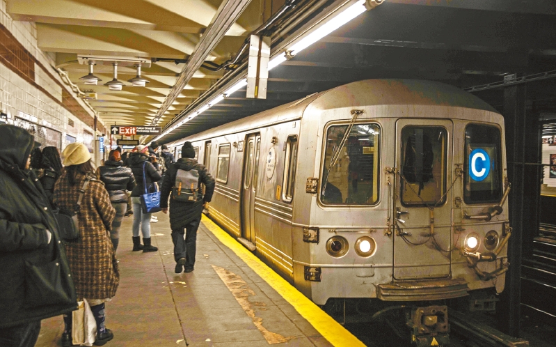 拥堵费实施后,愈来愈多通勤者选择乘坐公共交通。 拥堵费实施后,愈来愈多通勤者选择乘坐公共交通。