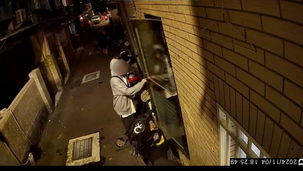 少女母亲昨天在网路上张贴女儿生前离开住处的最后身影,痛心地说“妳说妳最爱妈妈了,那为什么要弃我而去?” 少女母亲昨天在网路上张贴女儿生前离开住处的最后身影,痛心地说“妳说妳最爱妈妈了,那为什么要弃我而去?”