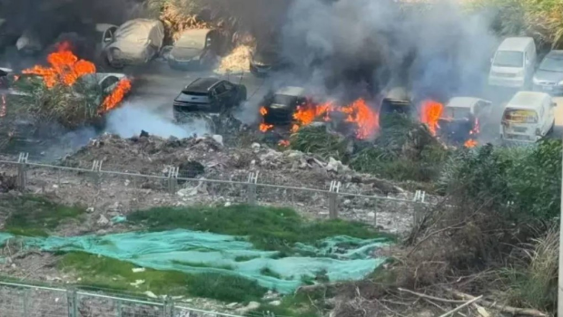 深圳龙岗区一草地周六(11日)近下午发生火警,现场有十多辆汽车受波及。 深圳龙岗区一草地周六(11日)近下午发生火警,现场有十多辆汽车受波及。