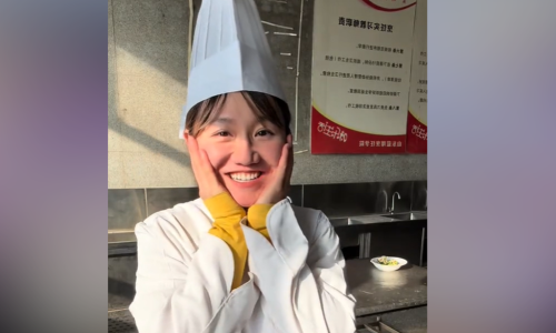 90后清华美女土木硕士,跨界到蓝翔技校学厨艺。 90后清华美女土木硕士,跨界到蓝翔技校学厨艺。