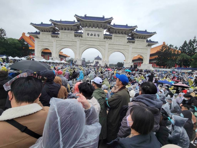 民众党11日下午2时起在中正纪念堂自由广场前举办《111拒绝绿色威权还我司法正义》活动,主办单位宣布人数破15万人。 民众党11日下午2时起在中正纪念堂自由广场前举办《111拒绝绿色威权还我司法正义》活动,主办单位宣布人数破15万人。