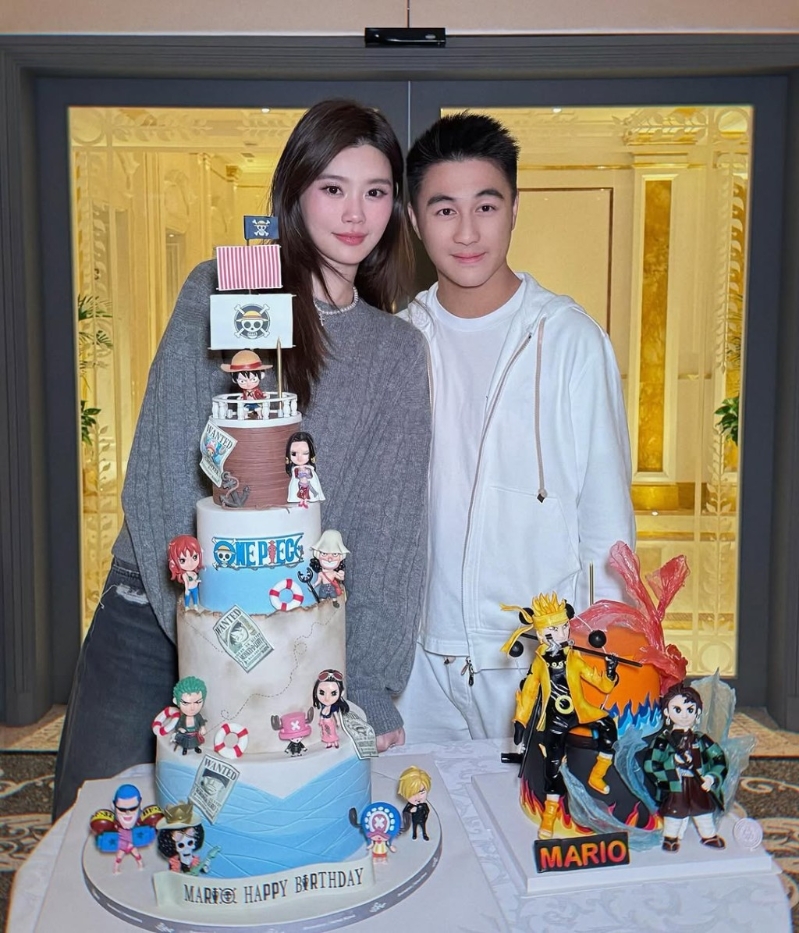 何猷君30岁生日,老婆奚梦瑶为他花尽心思庆祝,台上两个动漫主题蛋糕就是为老公精心安排。 何猷君30岁生日,老婆奚梦瑶为他花尽心思庆祝,台上两个动漫主题蛋糕就是为老公精心安排。