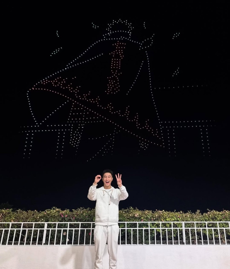 奚梦瑶安排无人机表演,何猷君开心打卡。 奚梦瑶安排无人机表演,何猷君开心打卡。