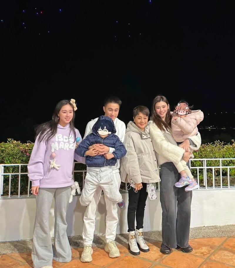 何猷君一家四口,以及妈妈梁安琪和妹妹何超欣。 何猷君一家四口,以及妈妈梁安琪和妹妹何超欣。