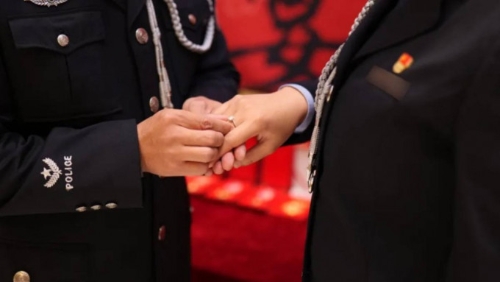 云南警察情侣徐明(化名)和冼莎莎(化名)日前订婚。 云南警察情侣徐明(化名)和冼莎莎(化名)日前订婚。