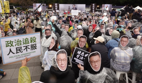 民众党11日在自由广场前举行“111拒绝绿色威权,还我司法正义”集会活动,出席民众戴起柯文哲面具要求释放柯,并抗议政治追杀。 民众党11日在自由广场前举行“111拒绝绿色威权,还我司法正义”集会活动,出席民众戴起柯文哲面具要求释放柯,并抗议政治追杀。
