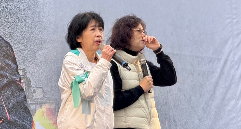 指称柯文哲带不明金钱回家,陈佩琪(左)已对许富舜及郑淑心提告。 指称柯文哲带不明金钱回家,陈佩琪(左)已对许富舜及郑淑心提告。