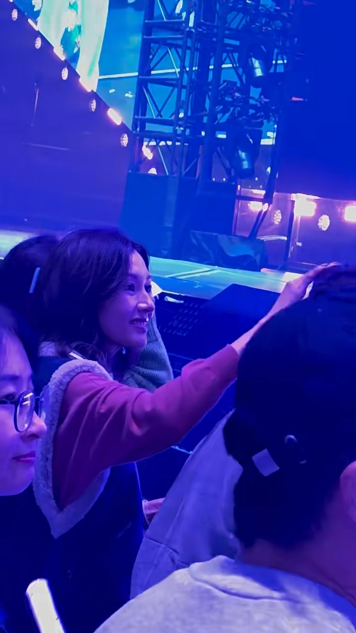 李嘉欣却没有为自己整理,反而突然望着身边的许晋亨。 李嘉欣却没有为自己整理,反而突然望着身边的许晋亨。