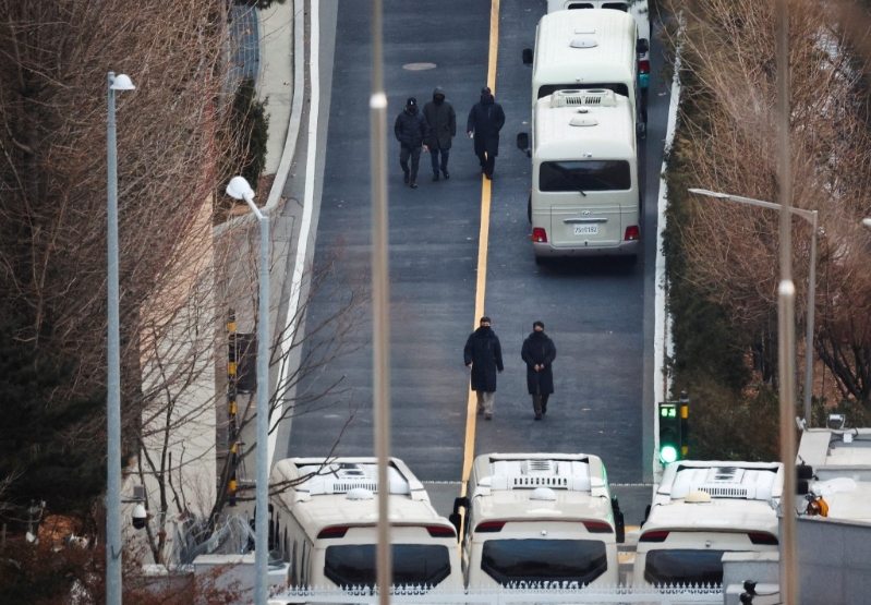 公调处呼吁总统官邸警卫处配合逮捕尹锡悦，图为警卫处调派7辆大型巴士阻挡正门与后门。 路透社.jpg