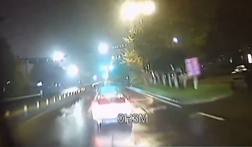 私家车无视后方消防车响号,拒不让道。 私家车无视后方消防车响号,拒不让道。