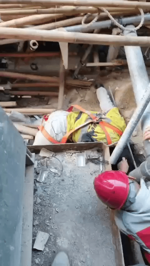 工人被困棚架下。建造业总工会提供 工人被困棚架下。建造业总工会提供