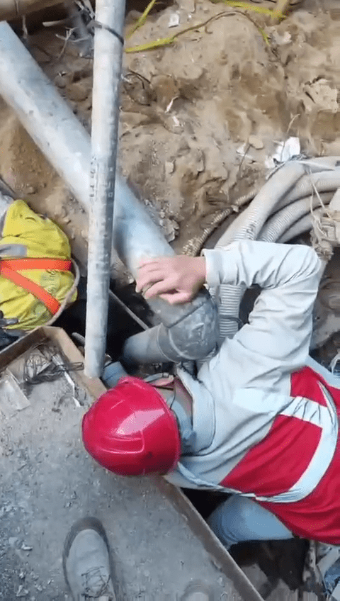 工友试图拯救。建造业总工会提供 工友试图拯救。建造业总工会提供