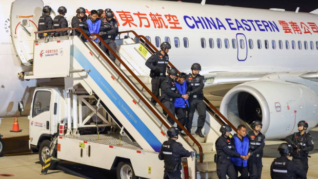 中央政法会议指要对电骗等犯罪一抓到底。图为涉缅甸电骗疑犯押回中国审理。新华社 中央政法会议指要对电骗等犯罪一抓到底。图为涉缅甸电骗疑犯押回中国审理。新华社